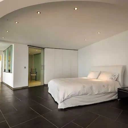 Zula House - Stunning Spectacular Location Guest house *