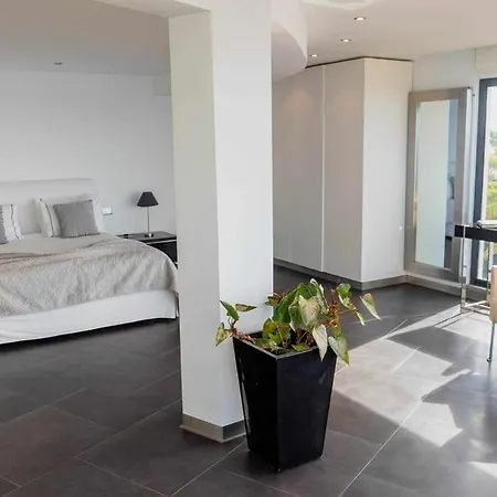 Guest house Zula House - Stunning Spectacular Location Canico (Madeira)