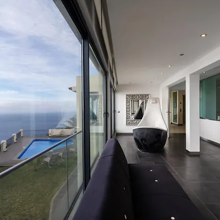 Zula House - Stunning Spectacular Location * Canico (Madeira)